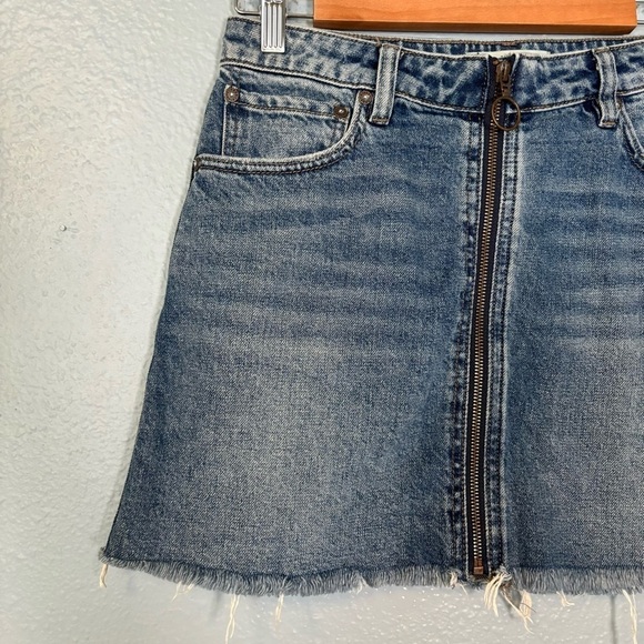 Free People We The Free Zip It Up Raw Hem Denim Mini‎ Skirt Size 27 - Picture 4 of 10